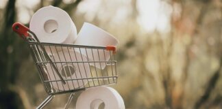 Czy papier toaletowy można wrzucić w koszty?