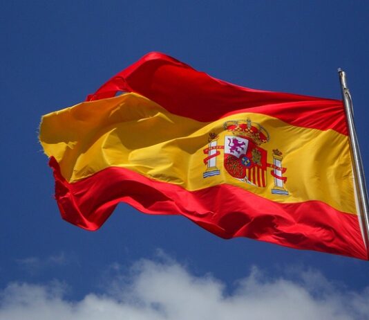 Jak powiesić flagę na domu?